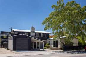 Renovated Wanaka Classic with Lake Views